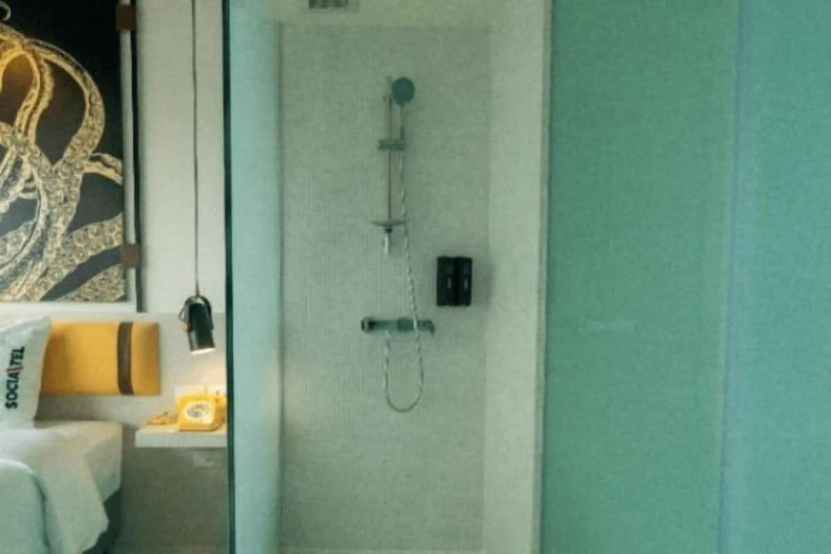 Baño | Regadera, toallas, shampoo, papel de baño