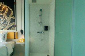 Douche, serviettes fournies, shampooing, papier de toilette