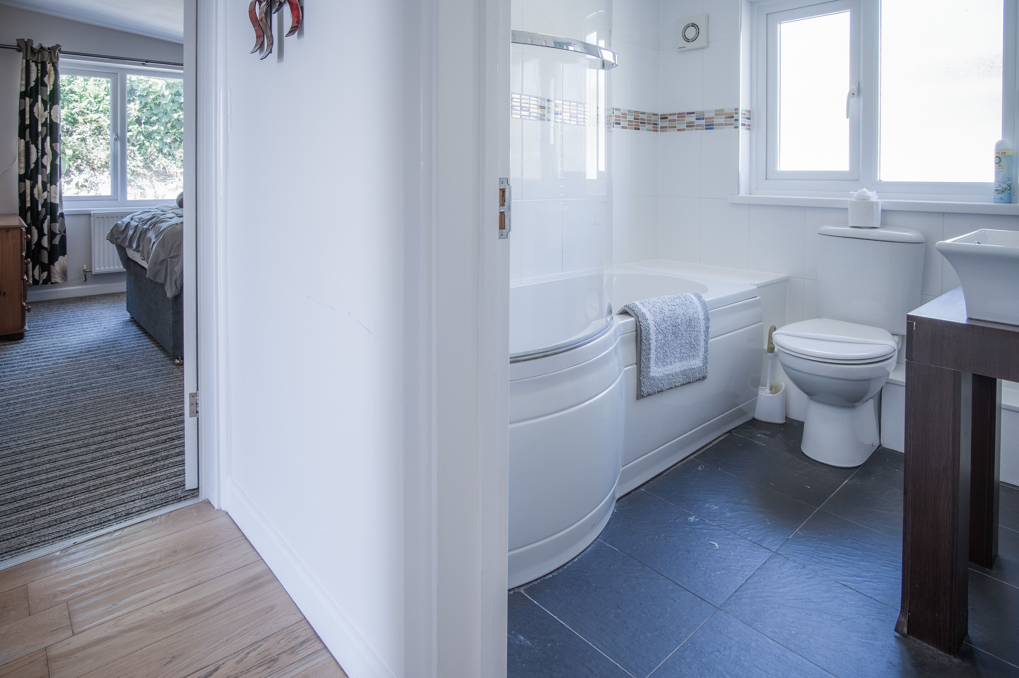 Cottage (2 Bedrooms) | Bathroom | Combined shower/tub, towels