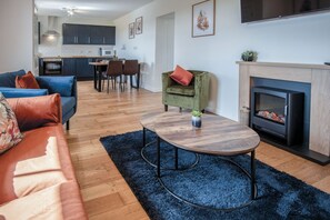 32-inch Smart TV with cable channels, TV - Anchor Well - 2 Bedroom - Ludchurch (Narberth)