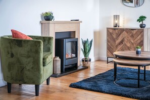 تلفزيون ذكي بحجم 32-بوصة يعرض قنوات تلفزيونية باشتراك مدفوع، تلفزيون