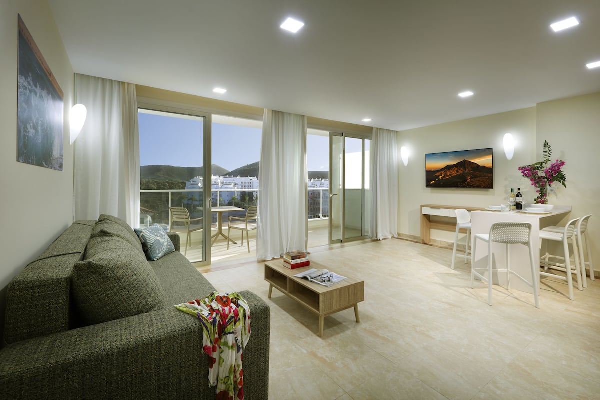 Apartamento, 2 Habitaciones, Balcón (3 Camas) | Sala de estar | Televisión de pantalla plana de 32 pulgadas con canales vía satélite