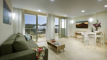 Appartamento, 2 camere da letto, balcone (3 Beds) | Soggiorno | TV a schermo piatto 32 pollici con canali satellitari