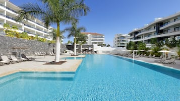 2 piscines a l'aire lliure (horari: 09:00-20:00), para-sols i gandules