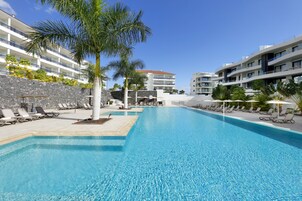 2 piscinas al aire libre, sombrillas, sillones reclinables de piscina