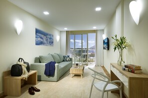 Apartment, 2 Bedrooms, Balcony | Living room | 32-inch flat-screen TV with satellite channels, table tennis