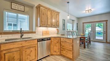 Coffee/tea maker, fridge, microwave, stovetop