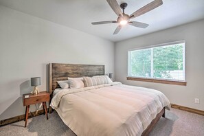 3 bedrooms, desk, iron/ironing board, travel crib