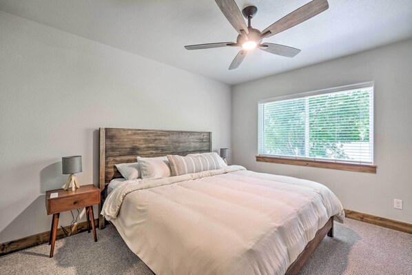 3 bedrooms, desk, iron/ironing board, travel crib