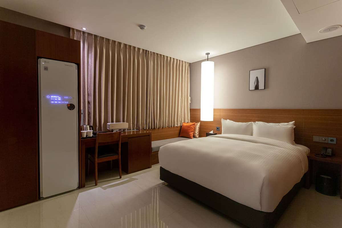 Deluxe Double Room | Down comforters, free WiFi, bed sheets
