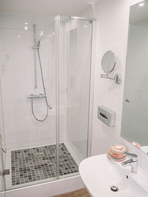 Dusche, kostenlose Toilettenartikel, Haartrockner, Handtücher
