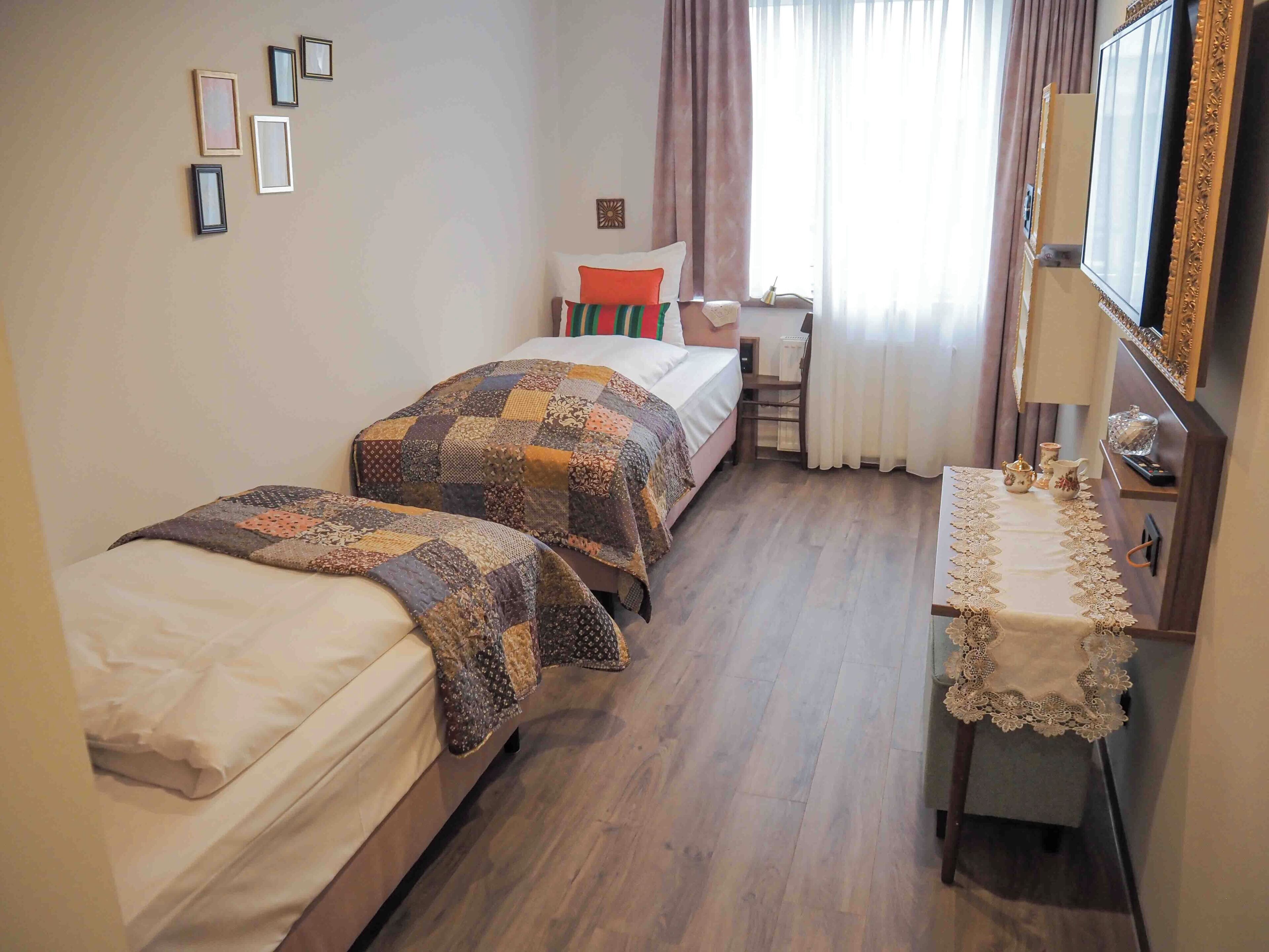 客房 (ALMA's Zweier Zimmer) | 防敏寢具、隔音、免費 Wi-Fi、床單