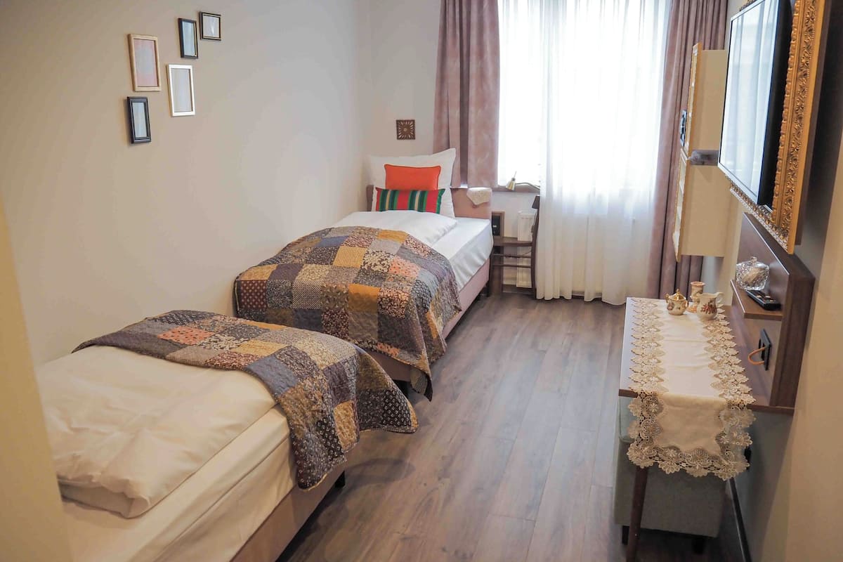 Zweibettzimmer | 低過敏寢具、隔音、免費無線上網、床單