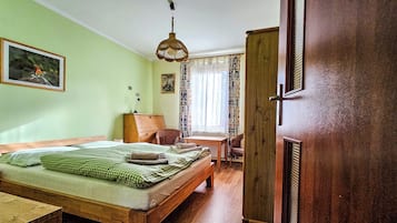 2 bedrooms, desk, iron/ironing board, free WiFi