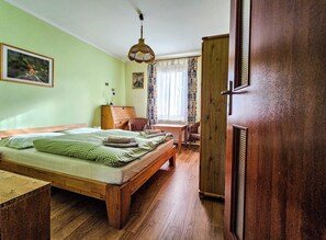 2 habitaciones, escritorio, tabla de planchar con plancha y wifi gratis
