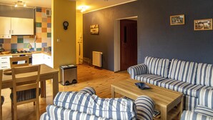 Smart-TV, DVD-spiller, bøker og stereoanlegg