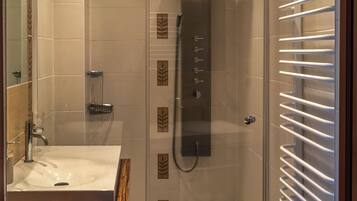 Douche, sèche-cheveux, serviettes fournies, savon