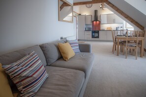 Apartment (1 Bedroom) | Wohnbereich | 32-Zoll-Smart-TV mit Kabelempfang, Fernseher