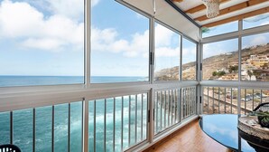 A balcony with a view of the sea and a town in the distance. - Vacation Home 'Marazul' with Sea View, Balcony & Wi-Fi (Tacoronte)