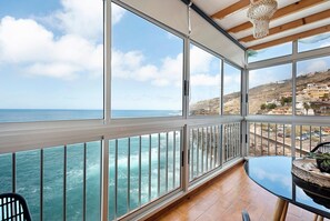 Interior - Vacation Home 'Marazul' with Sea View, Balcony & Wi-Fi (Tacoronte)