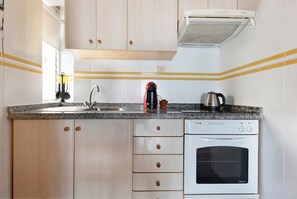 Fridge, microwave, oven, stovetop - Vacation Home 'Marazul' with Sea View, Balcony & Wi-Fi (Tacoronte)