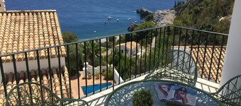 Villa Marina del Este with Sea View, Terrace & Wi-Fi