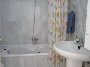 Bathtub, towels - Villa Marina del Este with Sea View, Terrace & Wi-Fi (Almunecar)