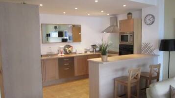 Een koelkast, een microgolfoven, een oven, een kookplaat