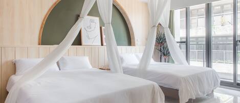 Superior Quadruple Room with Balcony | Free WiFi, bed sheets