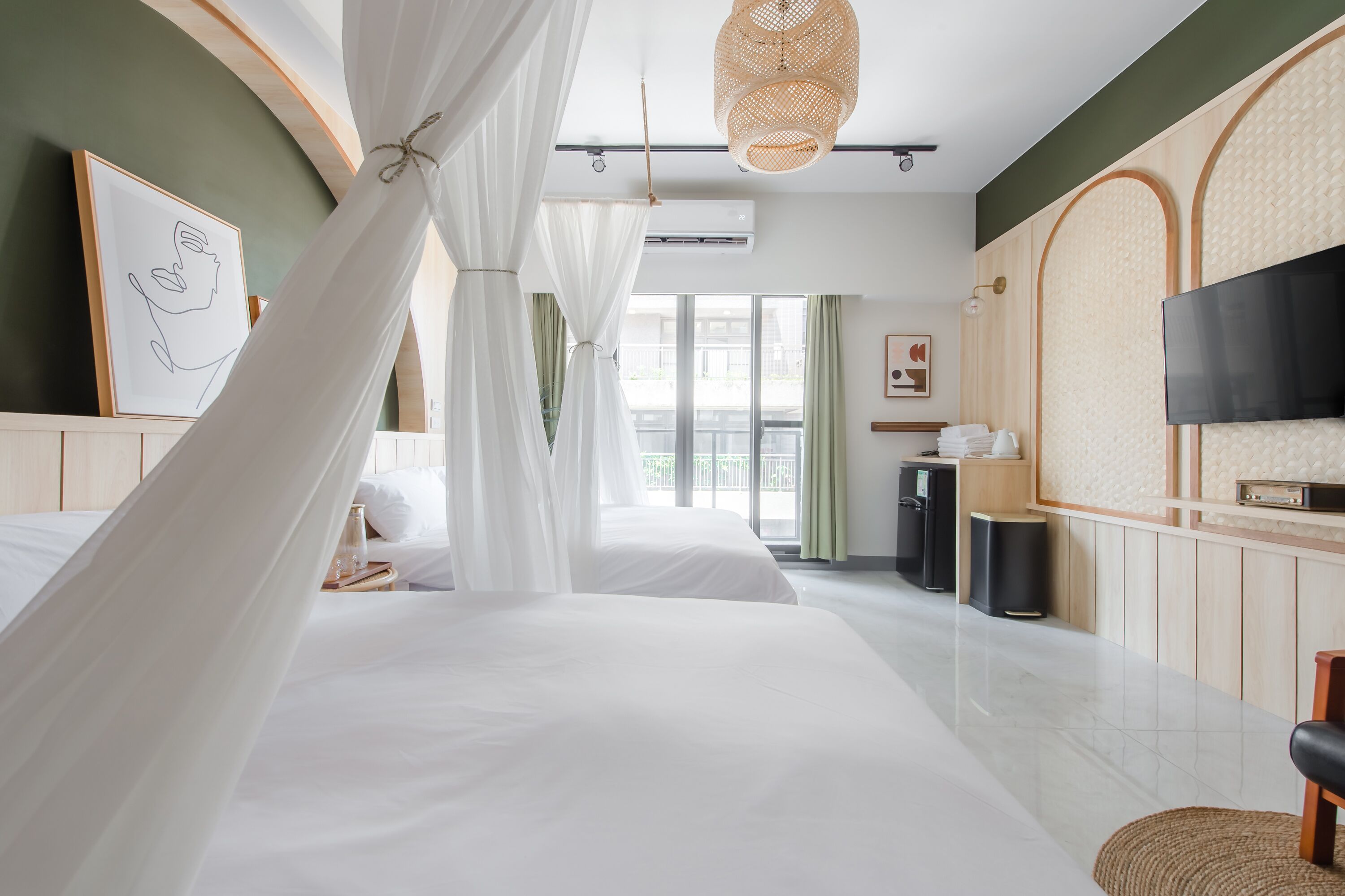 Superior Quadruple Room with Balcony | Free WiFi, bed sheets