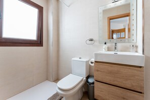 Bathtub, hair dryer, towels - 'Beach Apartment' with Mountain View, Balcony & Wi-Fi (Fuengirola)