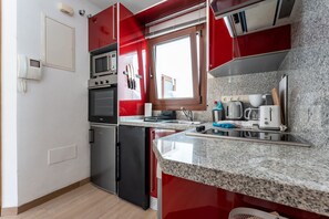 Fridge, microwave, oven, stovetop - 'Beach Apartment' with Mountain View, Balcony & Wi-Fi (Fuengirola)