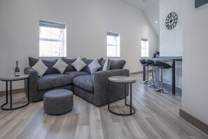 Apartment (2 Bedrooms) | Wohnbereich | 32-Zoll-Smart-TV mit Kabelempfang, Fernseher