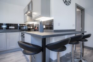 Appartement (2 Bedrooms) | Privékeuken | Een koelkast, een microgolfoven, een oven, een kookplaat