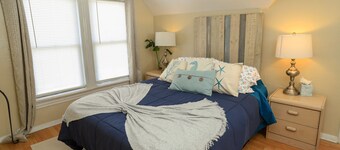 2 Bedroom Sleeps 6. 1 blocks from Pier Village.  Incl 4 Beach Badges