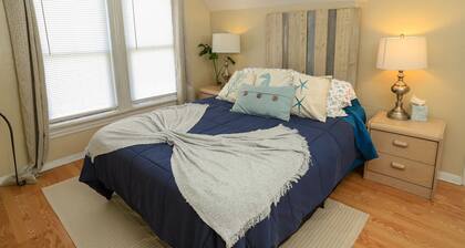 2 Bedroom Sleeps 6. 1 blocks from Pier Village. Incl 4 Beach Badges