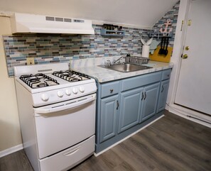 Køleskab, mikrobølgeovn, ovn, kogeplade