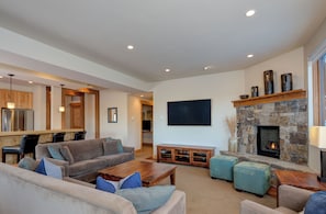 Smart TV, chimenea, impresora
