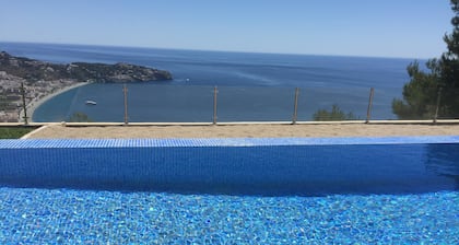 Villa 'con 2 piscinas y bañera de hidromasaje' con jardín, 2 terrazas y Wi-Fi