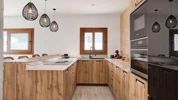 Frigorifero, microonde, forno, piano cottura