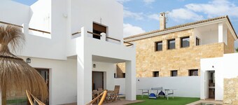 'Villa Tahona' close to the Beach with Pool & Wi-Fi