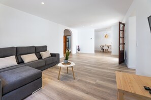TV - Apartment 'Albercutx Pollentia 1' with Terrace, Air Conditioning and Wi-Fi (Puerto de Pollensa)