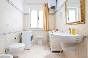 Douche, séchoir à cheveux, serviettes fournies