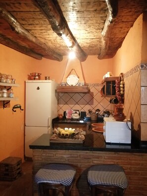 Refrigerador, microondas, parrilla de estufa y cafetera y tetera 