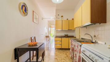 Réfrigérateur, four, plaque de cuisson