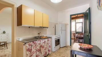 Réfrigérateur, four, plaque de cuisson