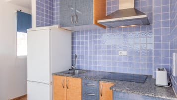 Kühlschrank, Mikrowelle, Herdplatte, Wasserkocher mit Kaffee-/Teezubehör
