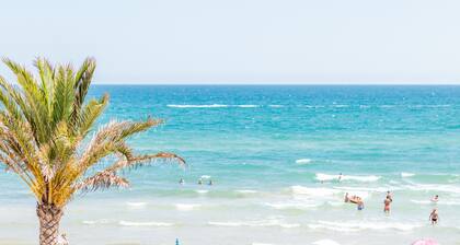 Beach Apartment with Sea Views, Terrace and Wi-Fi