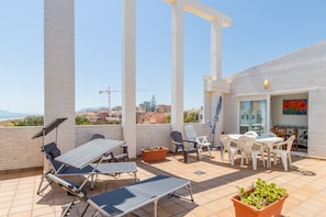 Outdoor dining - Beach Apartment with Sea Views, Terrace and Wi-Fi (Oliva)