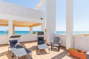 Terrace/patio - Beach Apartment with Sea Views, Terrace and Wi-Fi (Oliva)